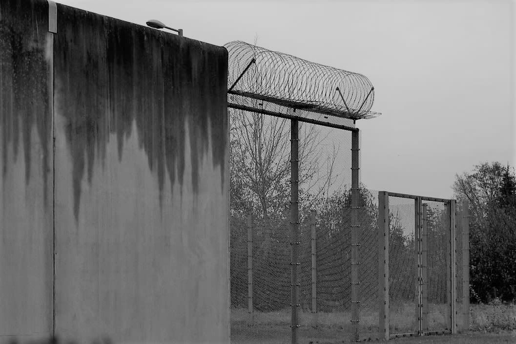 Gefängnismauer und Zaun