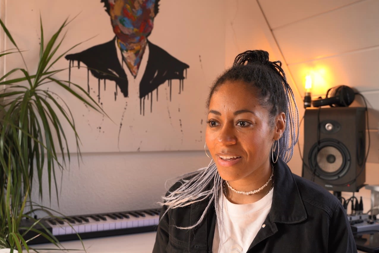 Diana Ezerex in ihrer Wohnung
