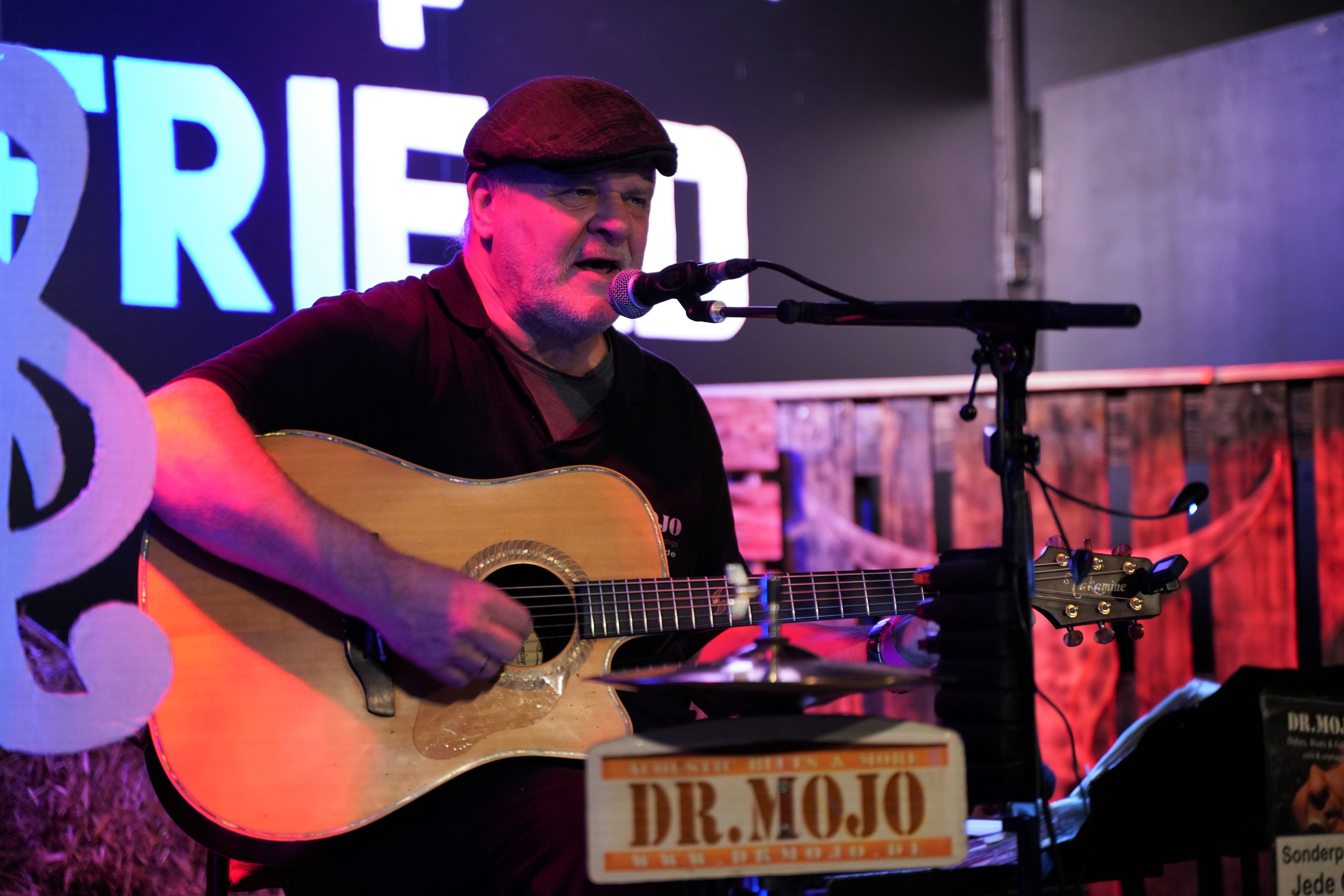 Dr. Mojo mit Gitarre auf der Bühne